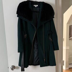 Elegant Via Spiga Dark Green Coat with Black Fur Collar
